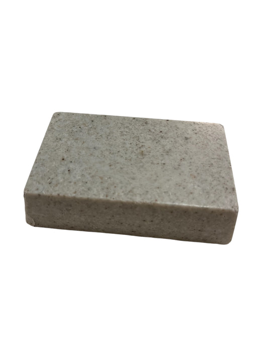 🌊 Saltstein – håndlaget såpe med sort og hvitt havsalt